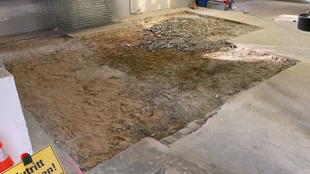 defekter Boden wurde abgetragen und für Aufnahme des neuen Materials hergerichtet Bild: BauAustellung8.jpg
