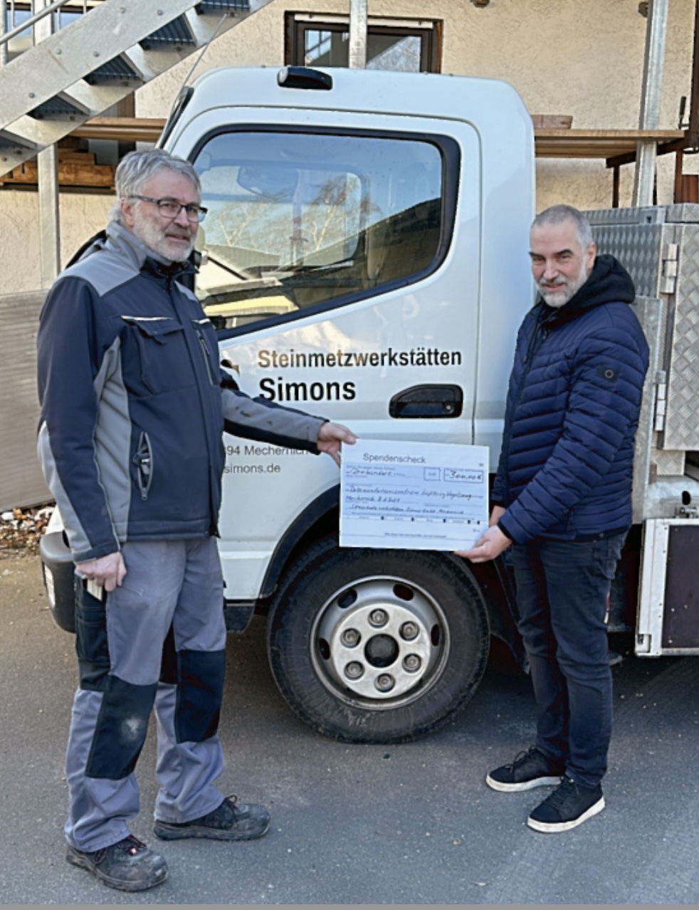 Markus Siomons überreicht den Scheck an Frank Güth von der AG Luftkriegsgeschichte Bild: Mechsimons2023.jpg