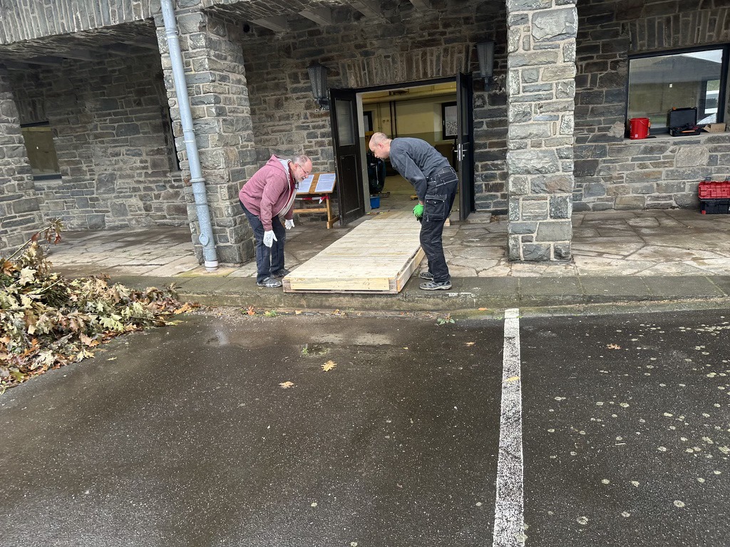 ...am nächsten Tag bereitet das Technik-Team um Mark Michels mit Michael Schneider die Entladung vor... die Landebahn ist fertig gelegt... Bild: Munch7 .jpg